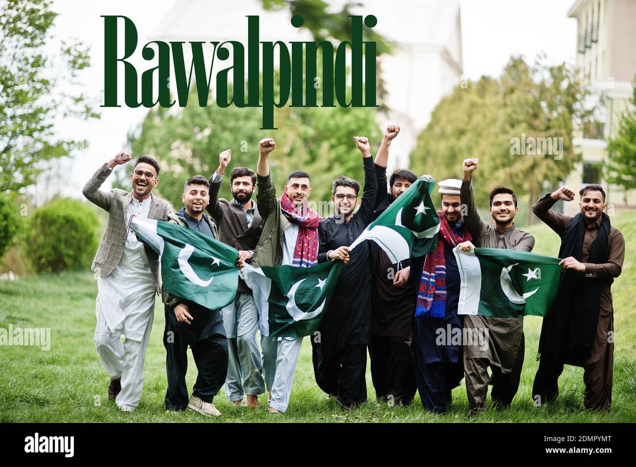 Rawalpindi Stadt. Gruppe von pakistanischen Mann in traditioneller Kleidung mit Nationalflaggen. Größte Städte Pakistans Konzept. Stockfoto