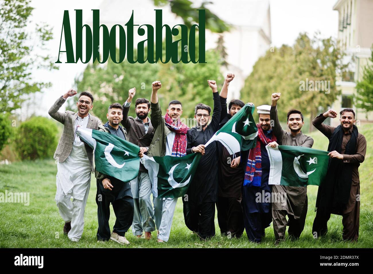 Abbotabad Stadt. Gruppe von pakistanischen Mann in traditioneller Kleidung mit Nationalflaggen. Größte Städte Pakistans Konzept. Stockfoto