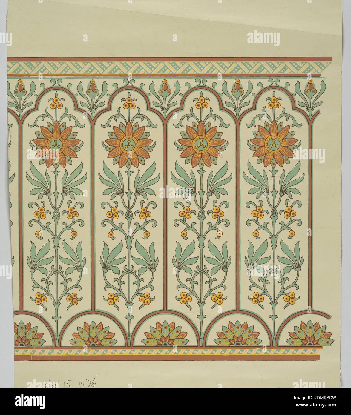 Japanische Passionsblume, Block-gedruckt auf geprägtem Papier, schmale Bänder von geometrischen Ornamenten über Ober- und Unterseite. Lange, schmale Platten mit Trefoil-Kopf, mit konventionalisierter axialer Passionsblume, über kleinen tangentialen Halbkreisen, die konventionelle Halb-Seerosen umschließen. Papier geprägt mit gemustert Figur., Blau, Tans und rot-violett auf geprägtem Papier., England, ca. 1880, Wallcoverings, Frieze, Frieze Stockfoto