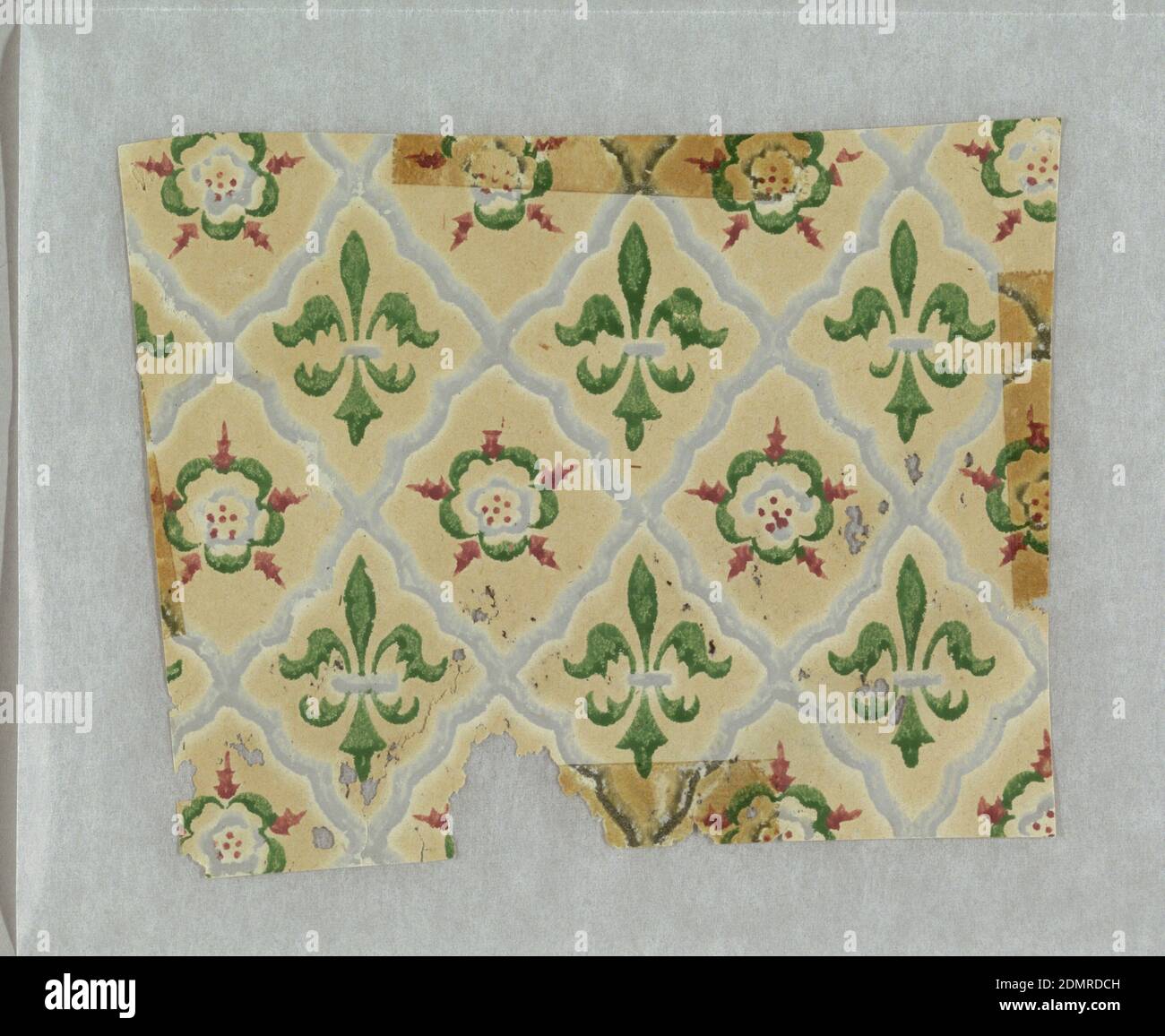 Seitenwand, maschinenbedruckt auf Papier, Diamant-Windeldesign mit Fleur-de-lys und Tudor-Rose-Motiven im Wechsel innerhalb des Rahmens. Gedruckt in grün, grau und rot auf ungeerdetem braunem Papier., 1840–60, Wandbeläge, Sidewall Stockfoto