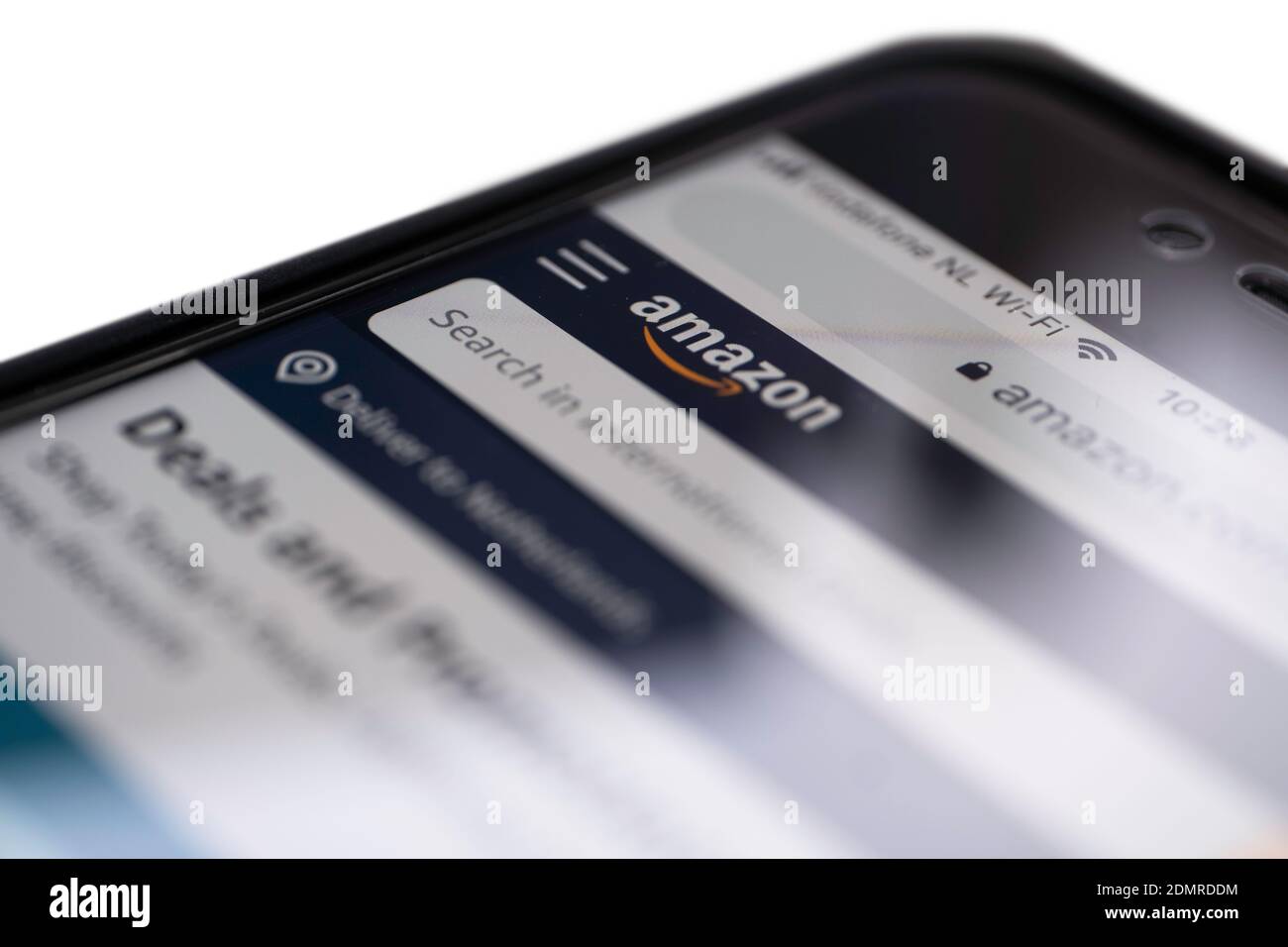 Smartphone öffnet die Amazon-Website, um sich beim Online-Shop anzumelden. Amazon, das sich auf E-Commerce und Cloud Computing konzentriert. Isoliert auf Weiß Stockfoto