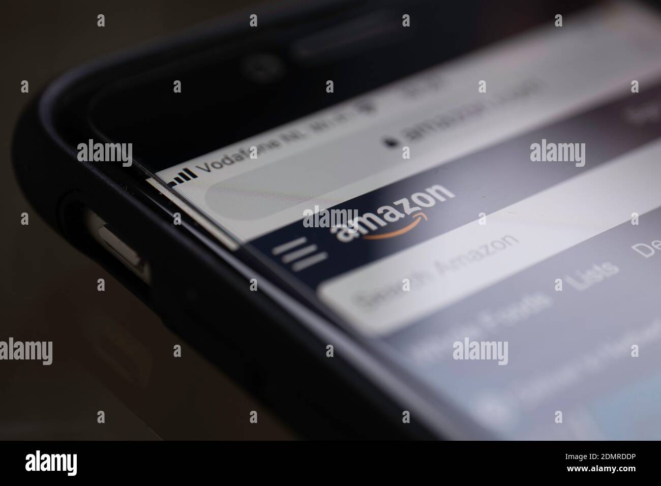 Smartphone öffnet die Amazon-Website, um sich beim Online-Shop anzumelden. Amazon, das sich auf E-Commerce und Cloud Computing konzentriert Stockfoto