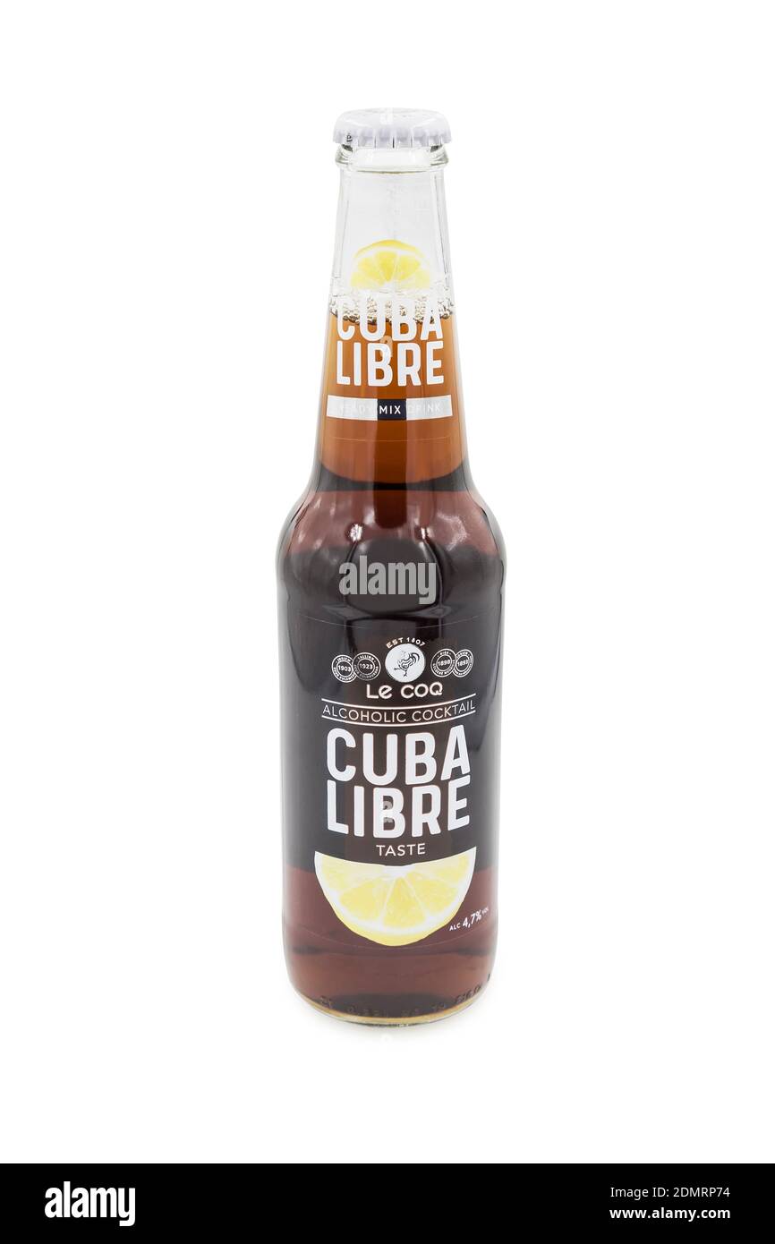 PULA, KROATIEN - 10. DEZEMBER 2020: Flasche Cuba Libre alkoholischer Cocktail. A. Le Coq ist der älteste und größte Getränkehersteller in Estland Stockfoto