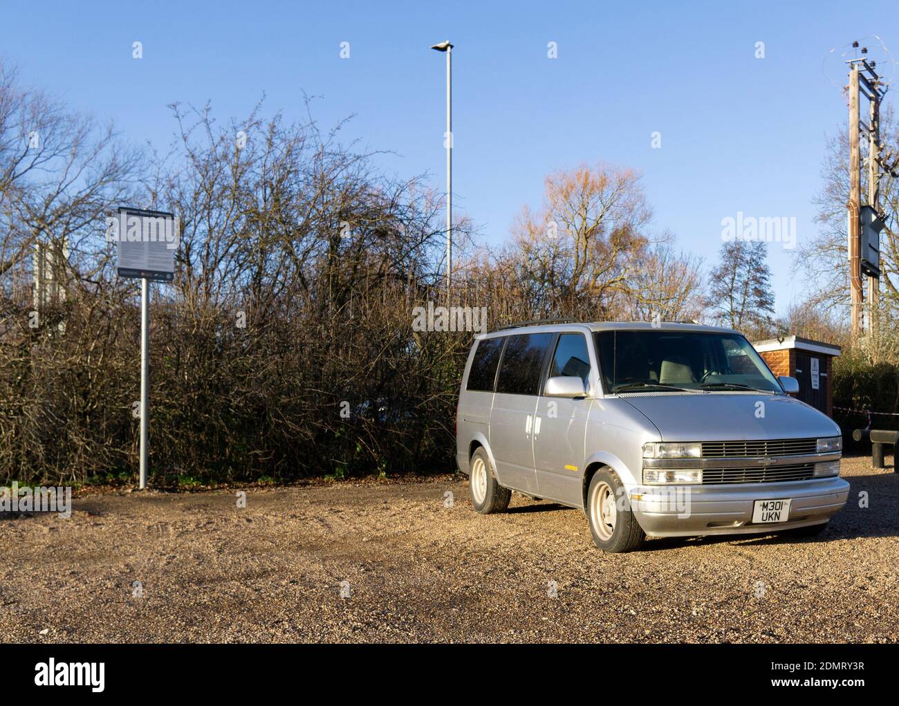 Silver Chevrolet People Carrier in einem Schotterparkplatz Stockfoto