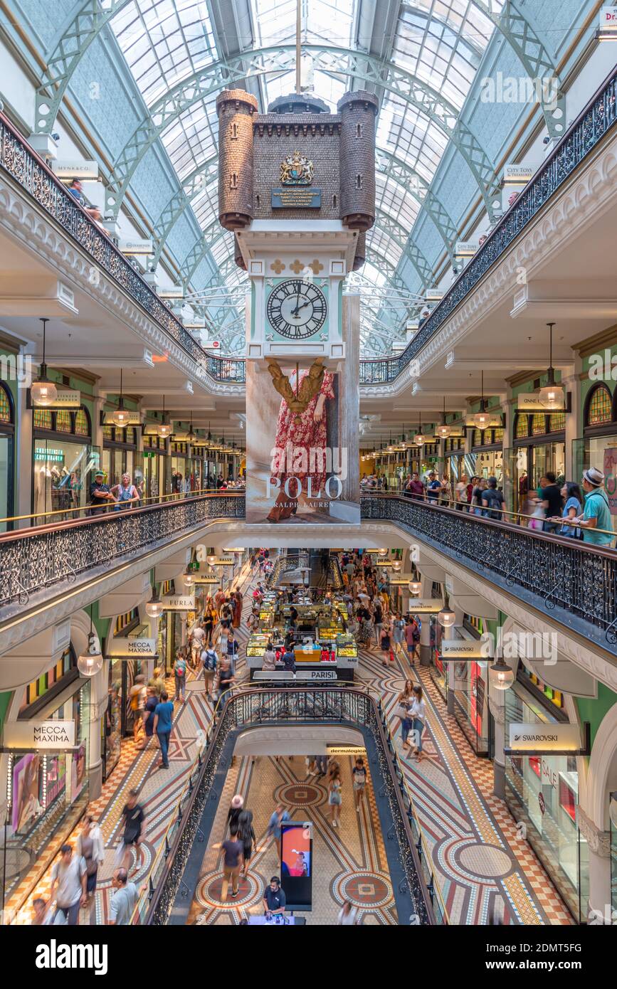 SYDNEY, AUSTRALIEN, 30. DEZEMBER 2019: Shopping gallery inside of Queen Victoria Building in Sydney, Australia Stockfoto
