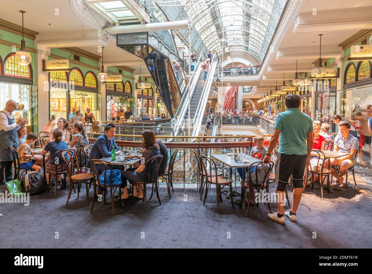 SYDNEY, AUSTRALIEN, 30. DEZEMBER 2019: Shopping gallery inside of Queen Victoria Building in Sydney, Australia Stockfoto