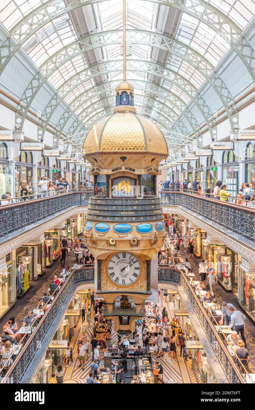 SYDNEY, AUSTRALIEN, 30. DEZEMBER 2019: Shopping gallery inside of Queen Victoria Building in Sydney, Australia Stockfoto