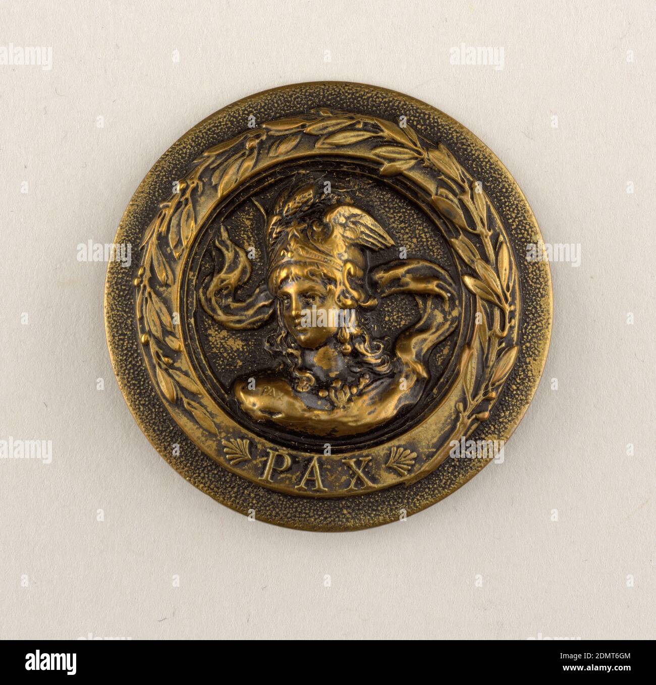 Pax, Metall, Rundknopf mit Büste der Frau (?) In Helm und Rüstung; 'PAX' unter Figur, innerhalb Band um Rand., auf Karte 43, Frankreich, Anfang 19. Jahrhundert, Kostüm & Accessoires, Dekorative Kunst, Knopf, Knopf Stockfoto