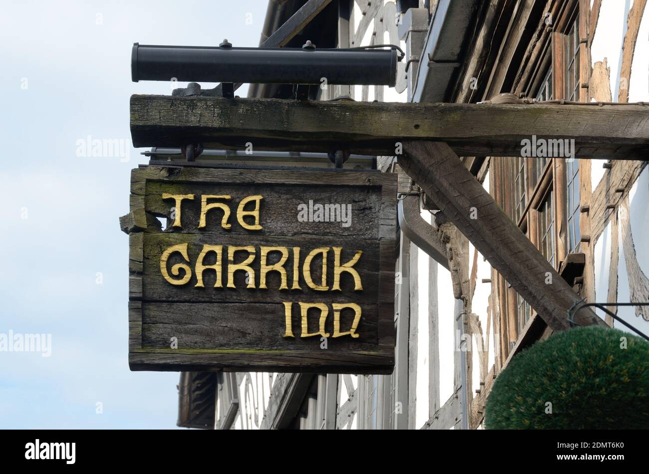 Das Garrick Inn hängende Zeichen der traditionellen Pub oder Öffentlichkeit Haus benannt nach dem englischen Schauspieler David Garrick (1717-1778) Stratford-upon-Avon England Stockfoto