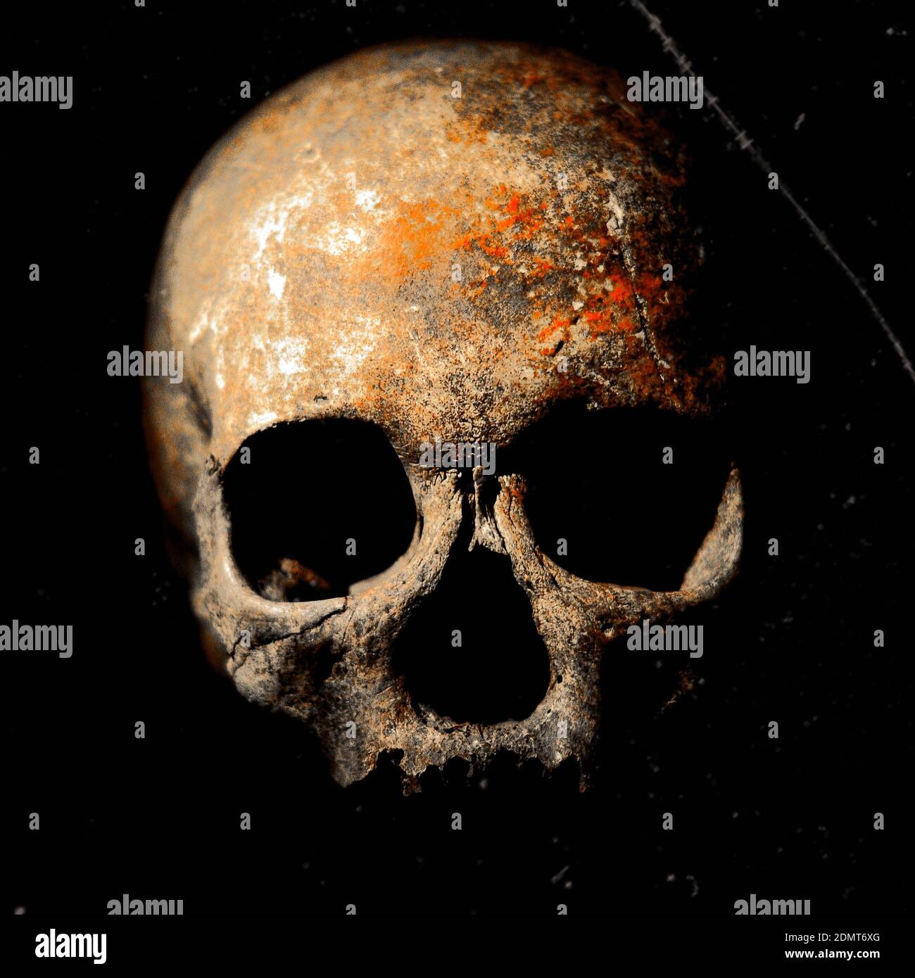 Dunkle zerkratzte Bild von gruseligen Schädel mit tiefen Schatten in Augenhöhlen auf schwarzem Hintergrund Stockfoto