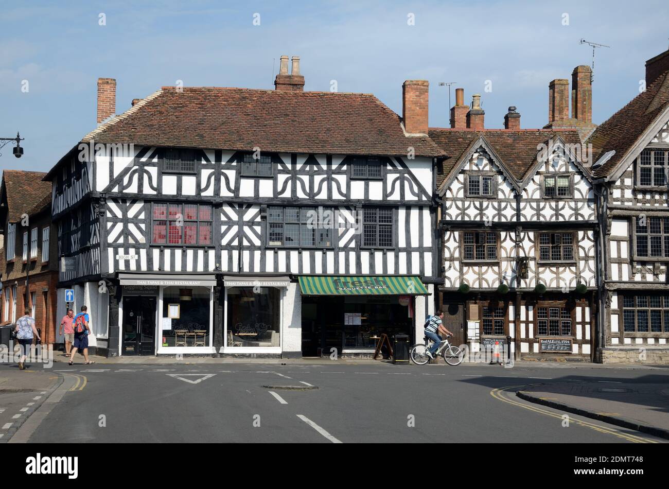 Touristen & traditionelle Architektur, mittelalterliche Halbholzgebäude, darunter das Garrick Hotel Stratford-upon-Avon England Stockfoto