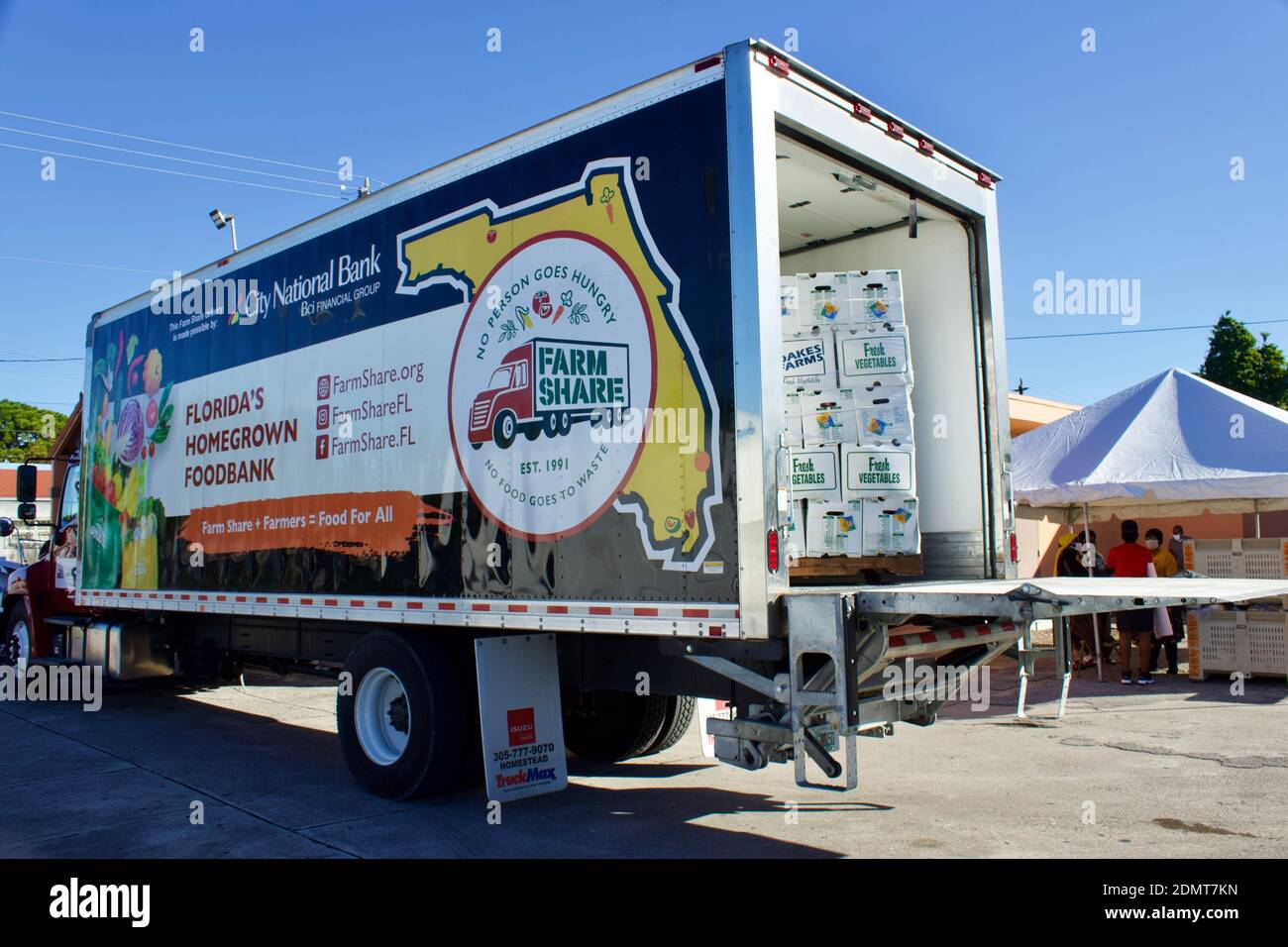Miami, FL12/2//2020 Farm Share Lebensmittelverteilerkästen Entladen von Lieferwagen. Farm Share, gegründet, um Lebensmittelverschwendung zu beseitigen. Stockfoto