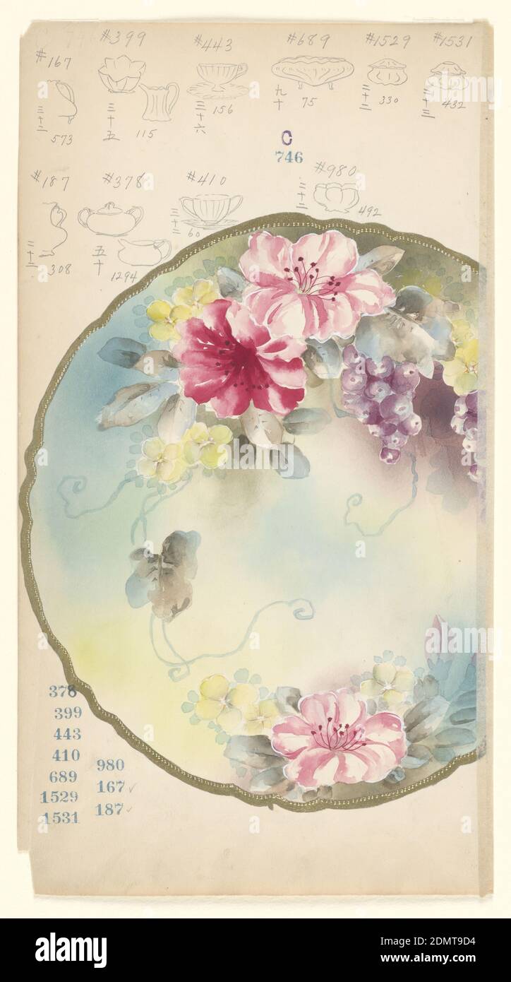 Design für einen Teller, Pinsel und Aquarell, goldene Gouache, Graphit auf cremefarbenem Papier, Design für einen Teller mit großen rosa Pfingstrosen, gelben Blüten und lila Trauben vor einem bunten Hintergrund; mehrere Graphit-Geschirr-Designs oben., Japan, 1880–1910, Geschirr-Designs, Zeichnung Stockfoto
