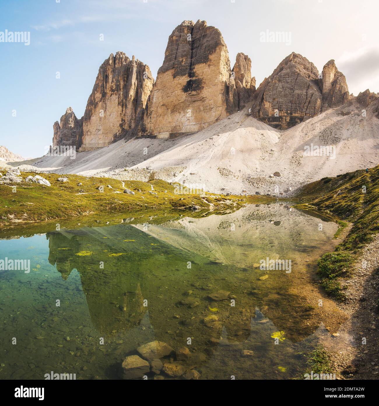 Die berühmten 3 Gipfel von lavaredo spiegeln sich im Wasser Stockfoto