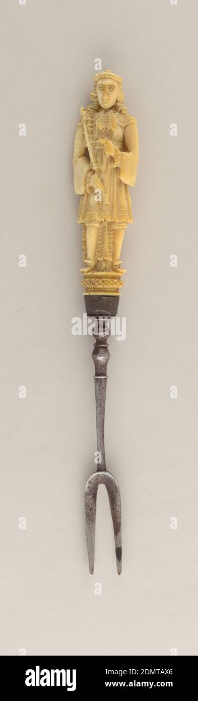 Gabel, Elfenbein, Silber, Stahl, zwei breite gebogene Zinken, langer, balusterförmiger Hals. Aderendhülse aus Silber, oval im Schnitt. Griff geschnitztes Elfenbein, ein Mann in Charles II Periode Kostüm, hält ein Zepter in einer Hand, zeigt auf das Zepter mit der anderen Hand., England, ca. 1650–1700, Besteck, Dekorative Künste, Gabel Stockfoto