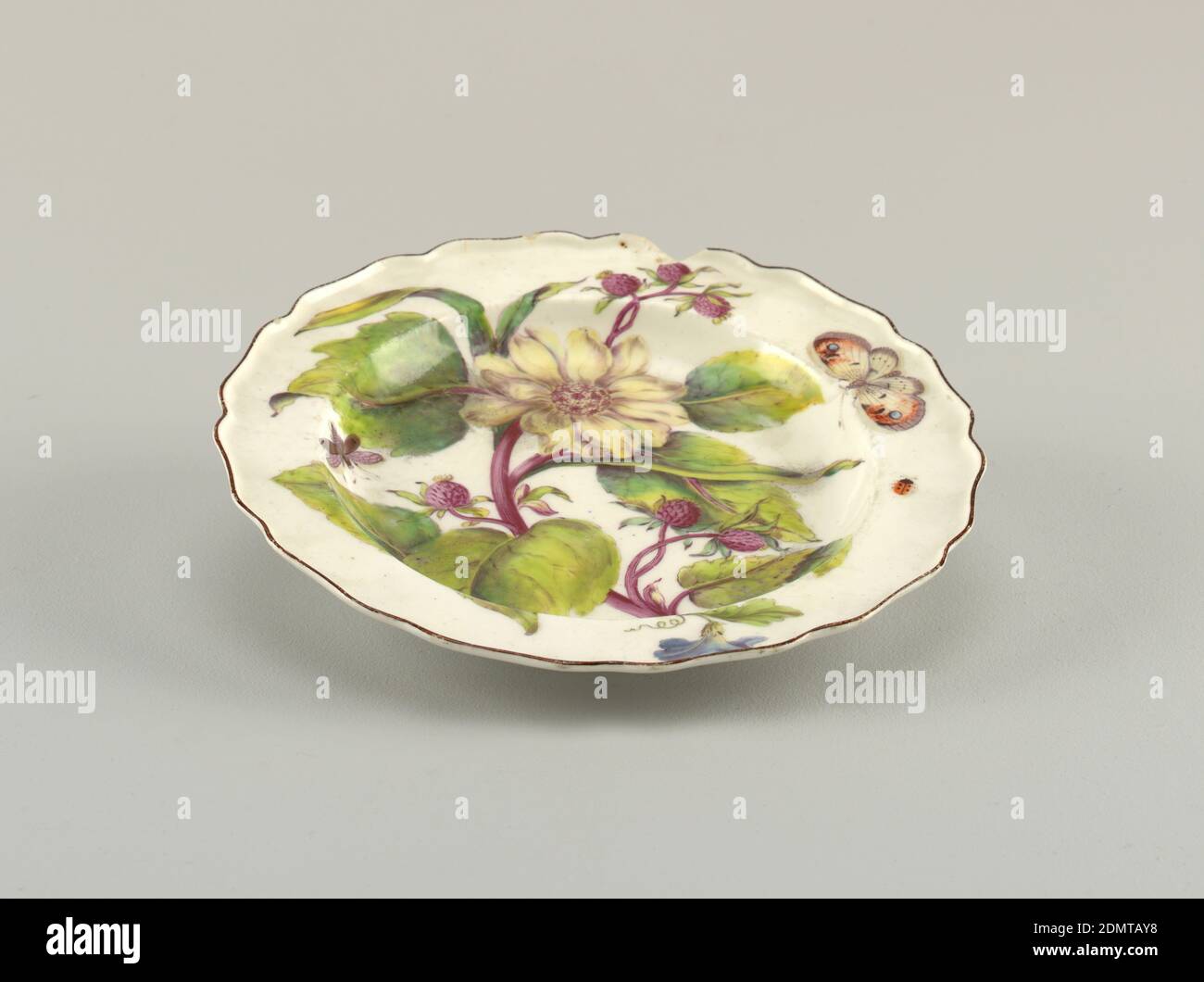 Hans Sloane' Plate, Chelsea Porzellan Manufaktur, englisch, gegründet ca. 1743/45, Georg Dionysius Ehret, deutsch, 1708 - 1770, Weichporzellan, Glaskeramik, EIN Teller mit welligen, braunkantigen Rand, gemalt mit einem großen Sonnenblumenspray (Helianthus atrorubens), zeigt eine Blüte, Knospen und Blätter, mit verschiedenen Insekten., England, 1753–1756, Keramik, Dekorative Kunst, Teller, Teller, Teller Stockfoto