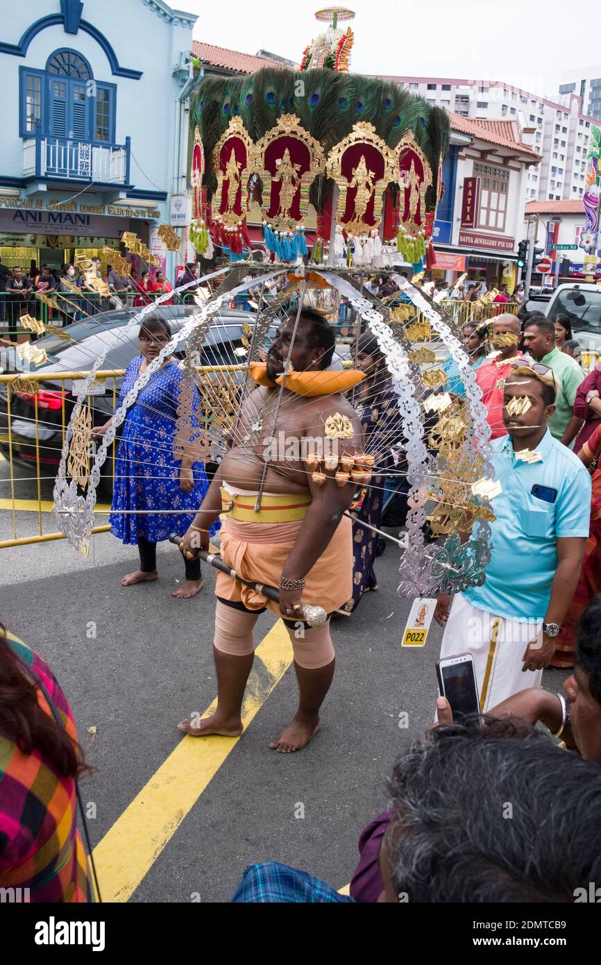 Singapore: penitent attending the Thaipusam Cavadee (or Thaipoosam Festival) in Serangoon Street, district of Little India Stockfoto
