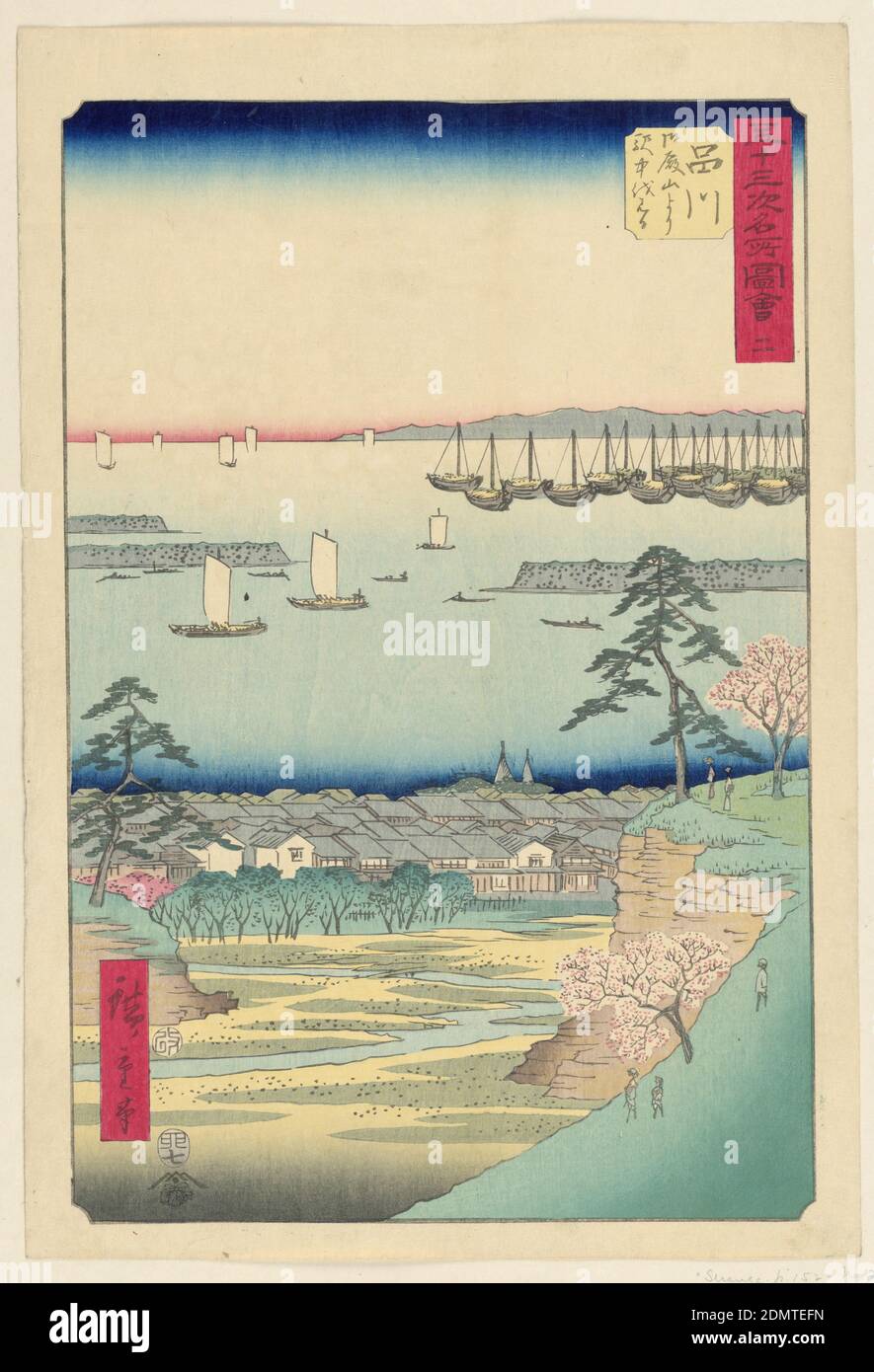 Shinagawa aus der Serie 53 Stations of Tokaido, Ando Hiroshige, japanisch, 1797–1858, Holzblock-Druck in farbiger Tinte auf Papier, Hirogshige: Herausgegeben zwischen Tsuta-ya Kichizo (ca. 1800s-60s). Aratame [genehmigt] Siegel plus Jahresmonatsrobbe: Hare VII [1855]. Signatur: Hiroshige ga: Ein Blick im Vordergrund enthält drei Figuren und blühende Kirschblütenbäume, die auf einen Fluss blicken, auf einen winzigen Wald und Dächer einer kleinen Stadt. Der mittlere Boden zeigt verschiedene Segelboote und Schiffe, die auf See segeln. Am Horizont unterhalb der blauen Skyline befindet sich eine kleine Berg-Silhouette Stockfoto