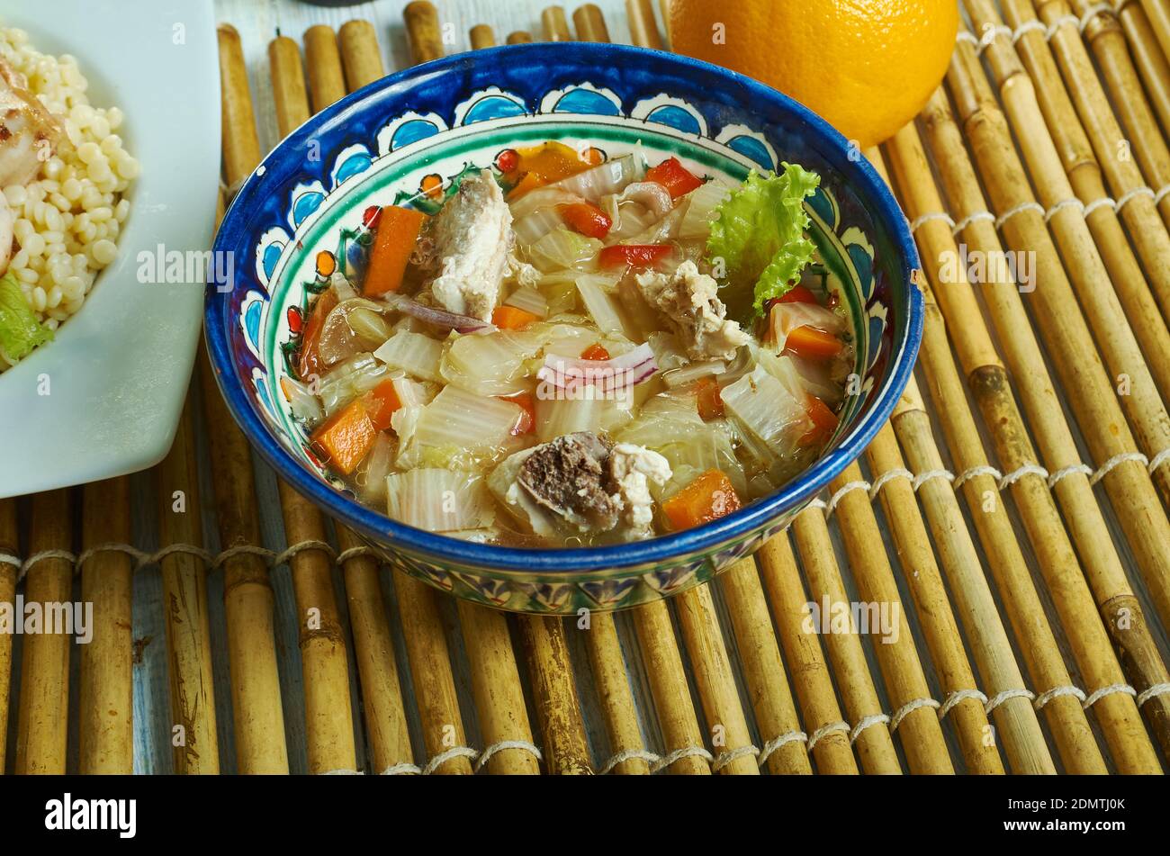 Griechische Lachano Kohl Hühnersuppe in der Nähe uo Stockfoto