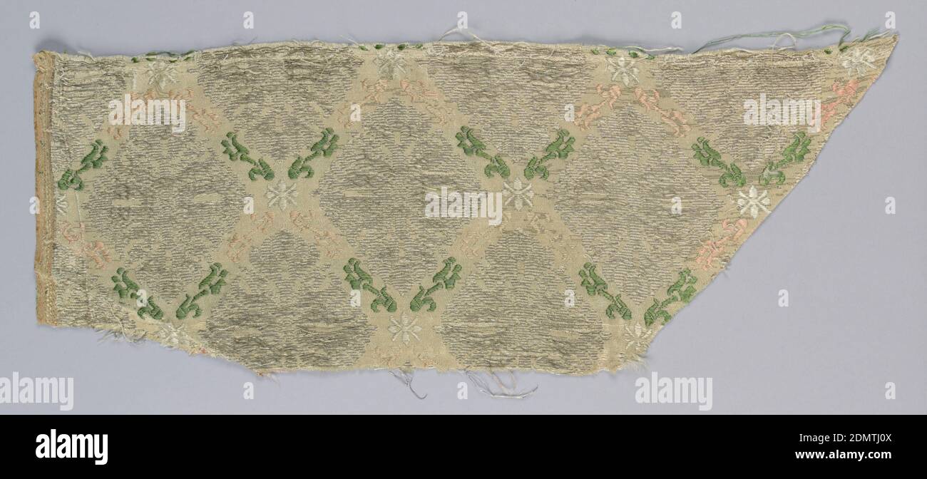 Fragmente, Medium: Seide und Metall Technik: Kombination von zwei Stukturen: 4 Harness unregelmäßigen Twill [Fundament] plus 3/1 Twill [zusätzliche Verkleidung und Muster]. Foundation Stoff hat eine integrierte Reihe von zusätzlichen Schussungen frei schwimmend auf der Vorderseite zu Muster. Der zusätzliche Stoff hat einen Satz von zwei komplementären Schussflächen der Musterhintergrund bedeckt die 4 Geschirr Köper, und die anderen Rücken die diskontinuierlichen Schussflächen. Die diskontinuierlichen Ergänzungswefts Muster und werden durch die Interlaces mit den Foundation-Schussungen in 2/2 Twill., Fragmente aus einem kontinuierlichen Muster aus Gold geschnitten gebunden Stockfoto