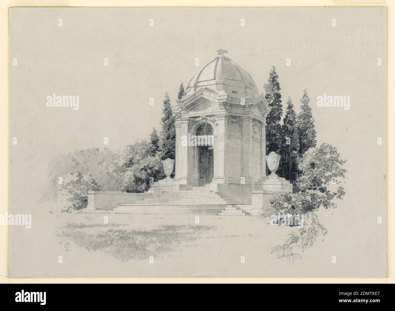 Rendering of a Mausoleum, R. E., Hughson Hawley, American, 1850–1936, Graphit und weiße Kreide auf Pauspapier an Bord montiert, steht ein achteckiges, im Renaissancestil gewölbtes Mausoleum auf einer Terrasse, die von einer breiten Treppe angefahren wird, flankiert von zwei Urnen. Türsturz und Giebel sind schmucklos., USA, 1920, Architektur, Zeichnung Stockfoto