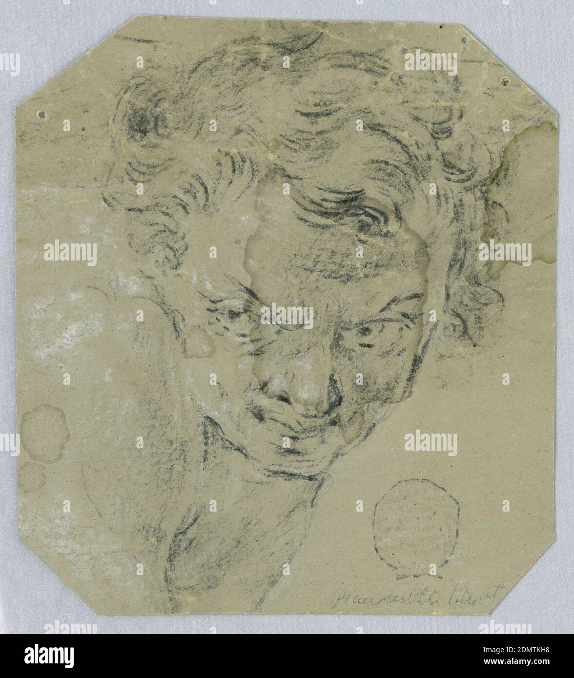 Studie des expressiven Gesichts eines Mannes, schwarzer Buntstift mit weißer Hervorhebung auf grauem Papier, vertikales Rechteck; AUSDRUCKSSTARKES Gesicht EINES Mannes von vorne gesehen, grimacing, sich in seine rechte Schulter drehend, leicht von oben gezeigt., Italien, 18. Jahrhundert, Figuren, Zeichnung Stockfoto