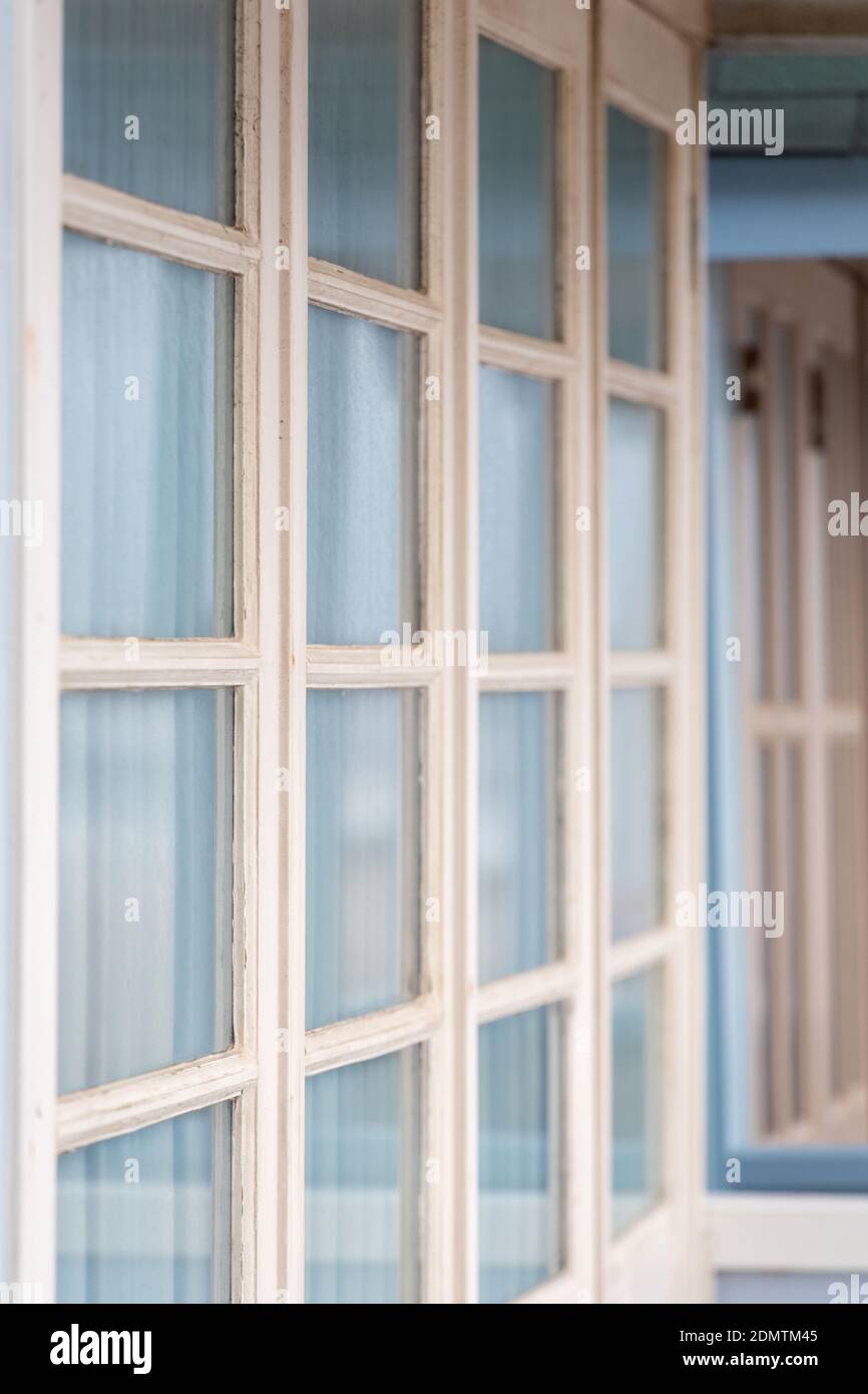 Farbenfrohe Strandhütten-Fenster, Southwold, Suffolk Stockfoto
