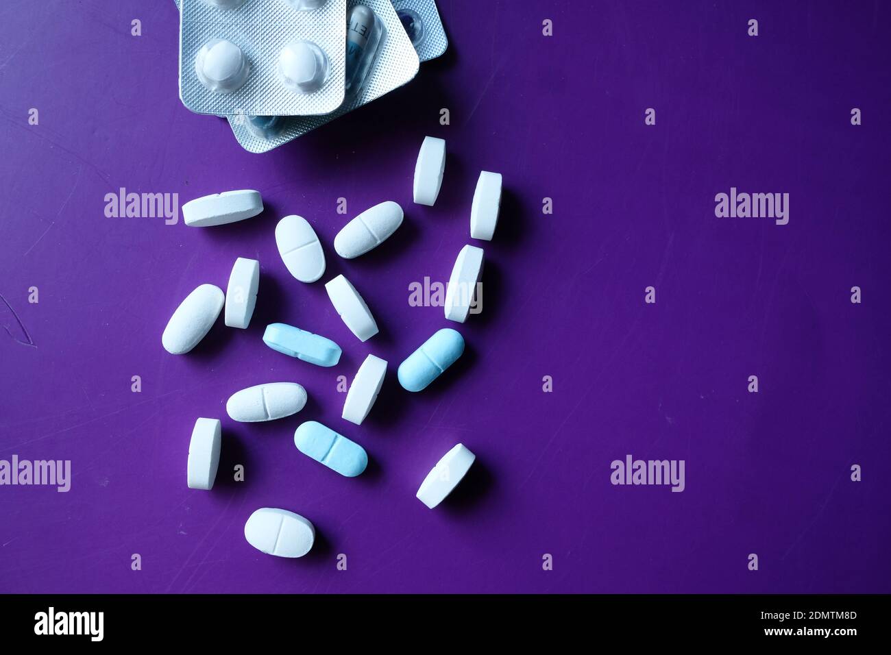 Draufsicht Auf White Pills Und Blister Pack Auf Violettem Hintergrund. Stockfoto