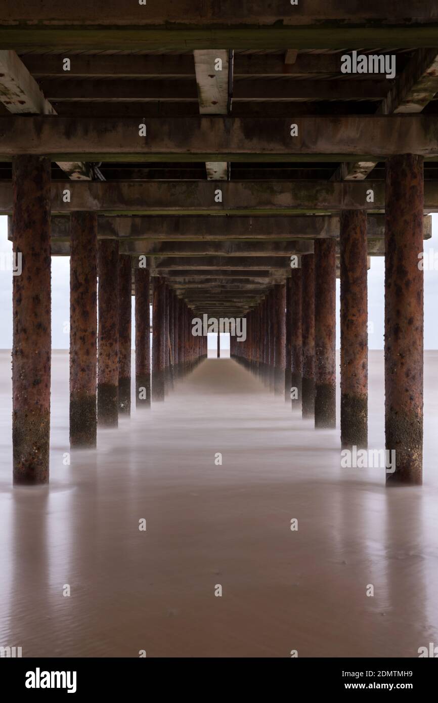 Unter dem Pier, Southwold, Suffolk, Großbritannien Stockfoto