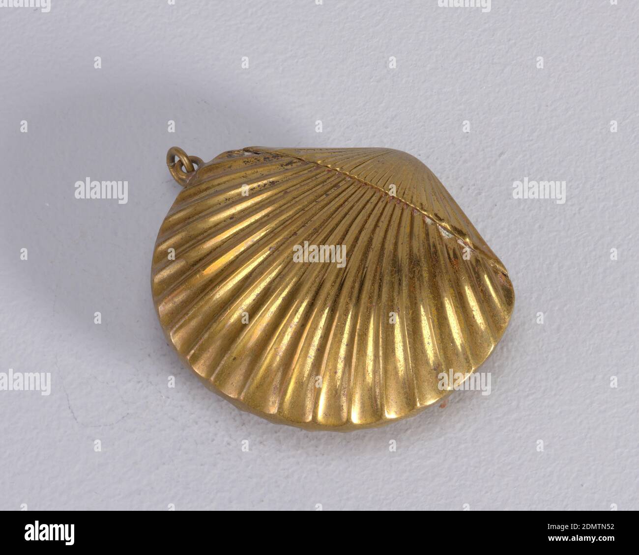 Muschelschale, Messing, in Form einer Muschelschale, schmaleres Ende klappt auf, auf der Rückseite aufklappbar. Link an der Seite befestigt. Stürmer im Rücken eingeschnitten., Ende des 19. Jahrhunderts, Container, Dekorative Kunst, Matchsafe, Matchsafe Stockfoto