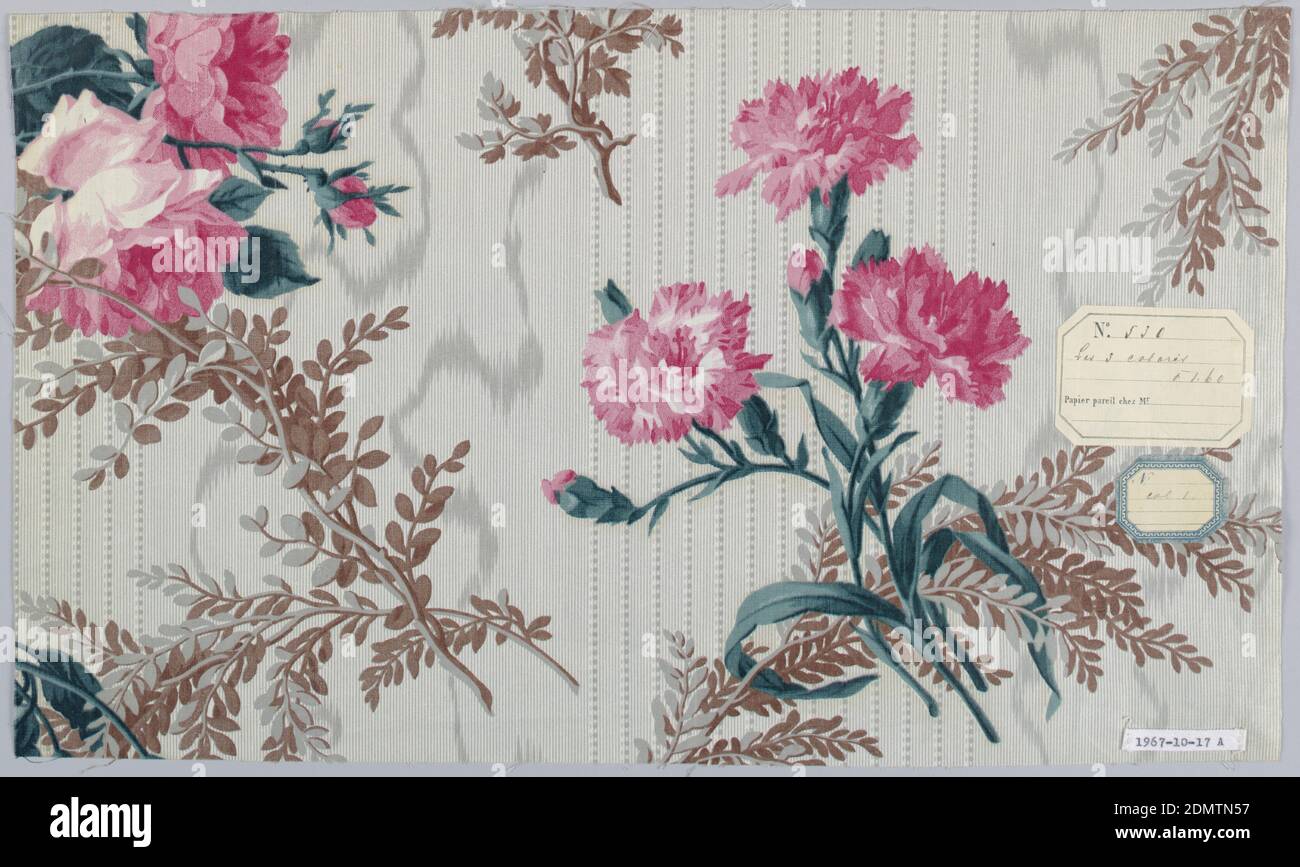 Textil, Schwartz-Huguenin, Medium: Baumwolle Technik: Bedruckt mit gravierter Walze auf Leinwandbindung; glasiert, A) Hintergrund mit grauem Moiré-Effekt, gepunktete Streifen in Clustern und feiner Nadelstreifen in Grau. Blumenmuster von natürlicher Größe Rosengruppen und Laub in grün, hellgrau-grün und braun, glasiert. Geschliffen von 'molette', Musterrolle bedruckt., B) Gleiches Muster in verschiedenen Farben; gemahlen gleich; Blüten in blassrosa., Mitte des 19. Jahrhunderts, bedruckte, gefärbte & bemalte Textilien, Textil Stockfoto