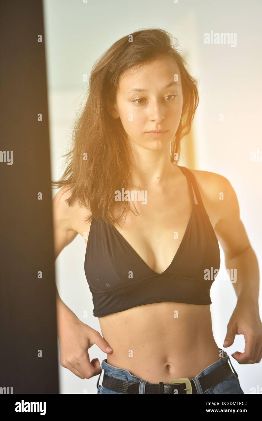Spiegelbild Einer Frau, Die Den Bh Im Spiegel Trägt Stockfotografie - Alamy