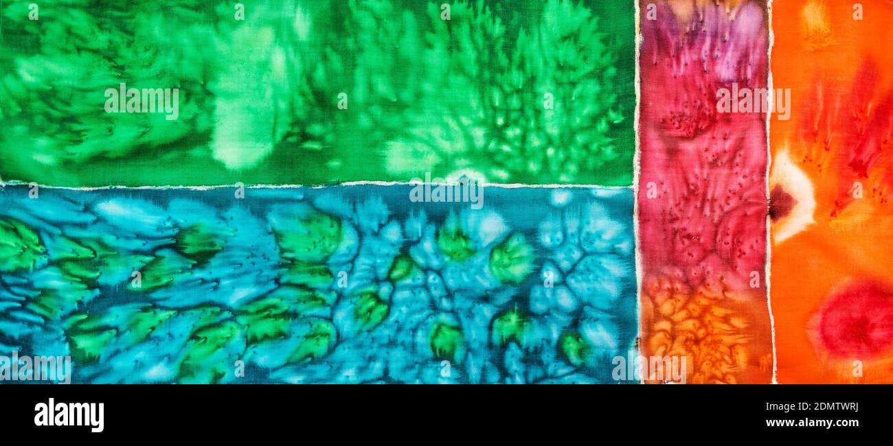 Abstrakt bunt handbemaltes Tuch für Schal in Batik-Technik mit Salzflecken Stockfoto