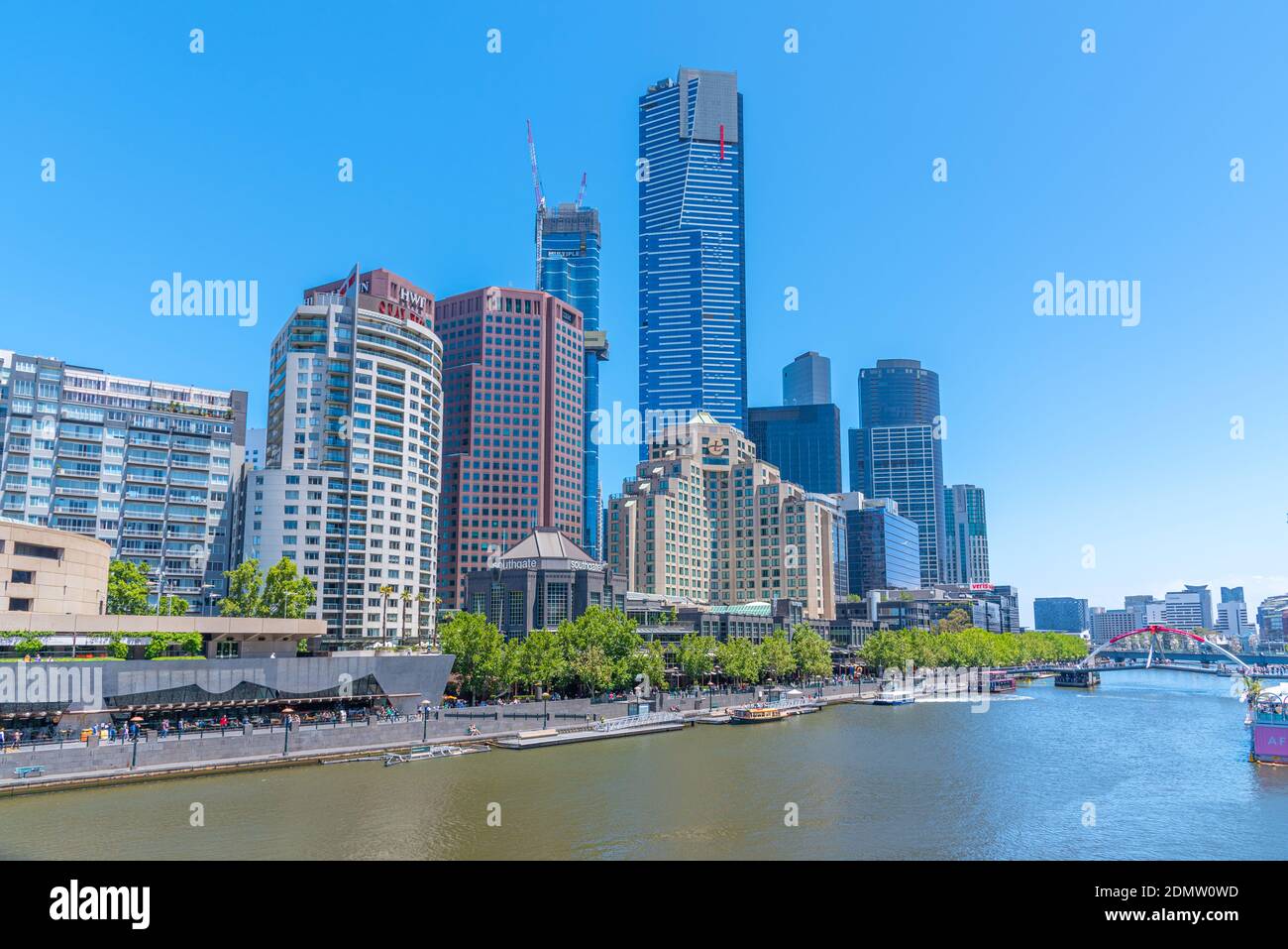 MELBOURNE, AUSTRALIEN, 31. DEZEMBER 2019: Stadtbild von Melbourne hinter dem Yarra River, Australien Stockfoto