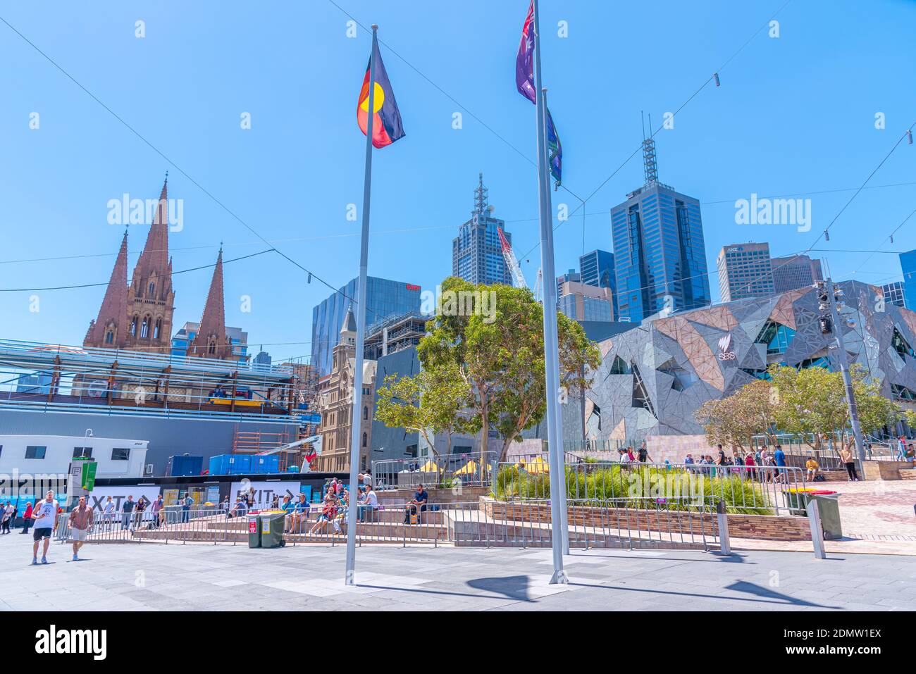 MELBOURNE, AUSTRALIEN, 31. DEZEMBER 2019: Die Menschen schlendern durch den Federation Square in Melbourne, Australien Stockfoto