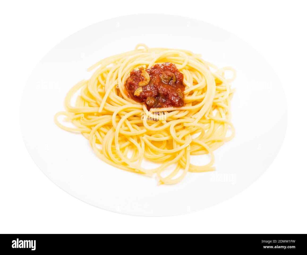 Serviert Spaghetti alla Sorrentina auf weißem Teller isoliert auf weiß Hintergrund Stockfoto