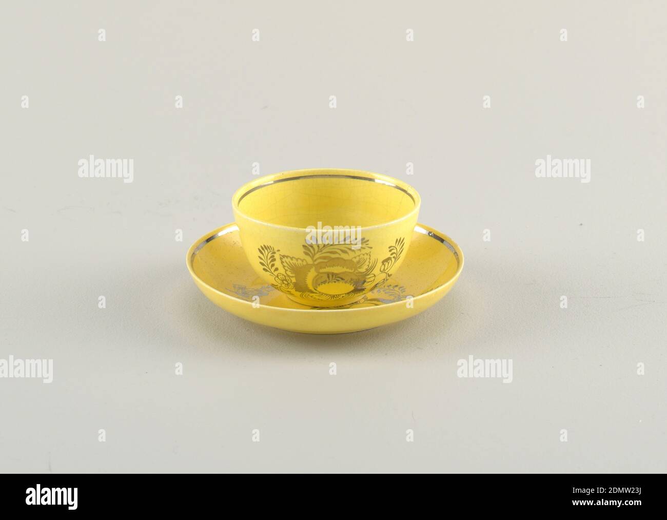 Tasse und Untertasse, en Suite mit W, Frankreich, 18. Bis Mitte des 19. Jahrhunderts, Keramik, Dekorative Künste, Tasse und Untertasse Stockfoto