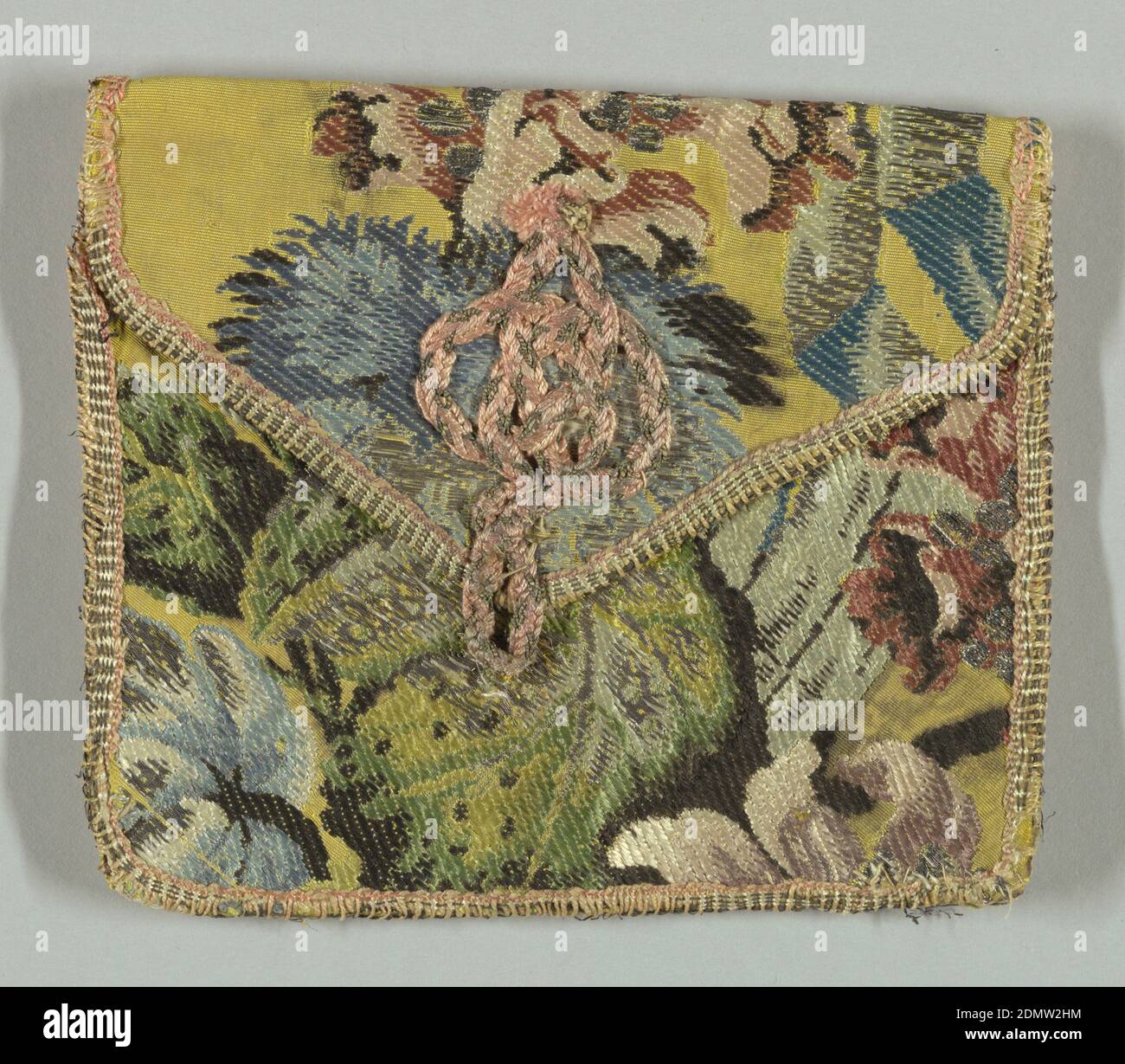 Brieftasche, Medium: Seide, metallische Fadentechnik: Leinwandbindung mit zusätzlichem Schussmittel, Geldbörse mit großem Blumenmuster auf gelbem Grund. Kanten mit Zopf gebunden und Futter ist weiße Seide., Spanien, 18. Jahrhundert, Kostüm & Zubehör, Brieftasche Stockfoto