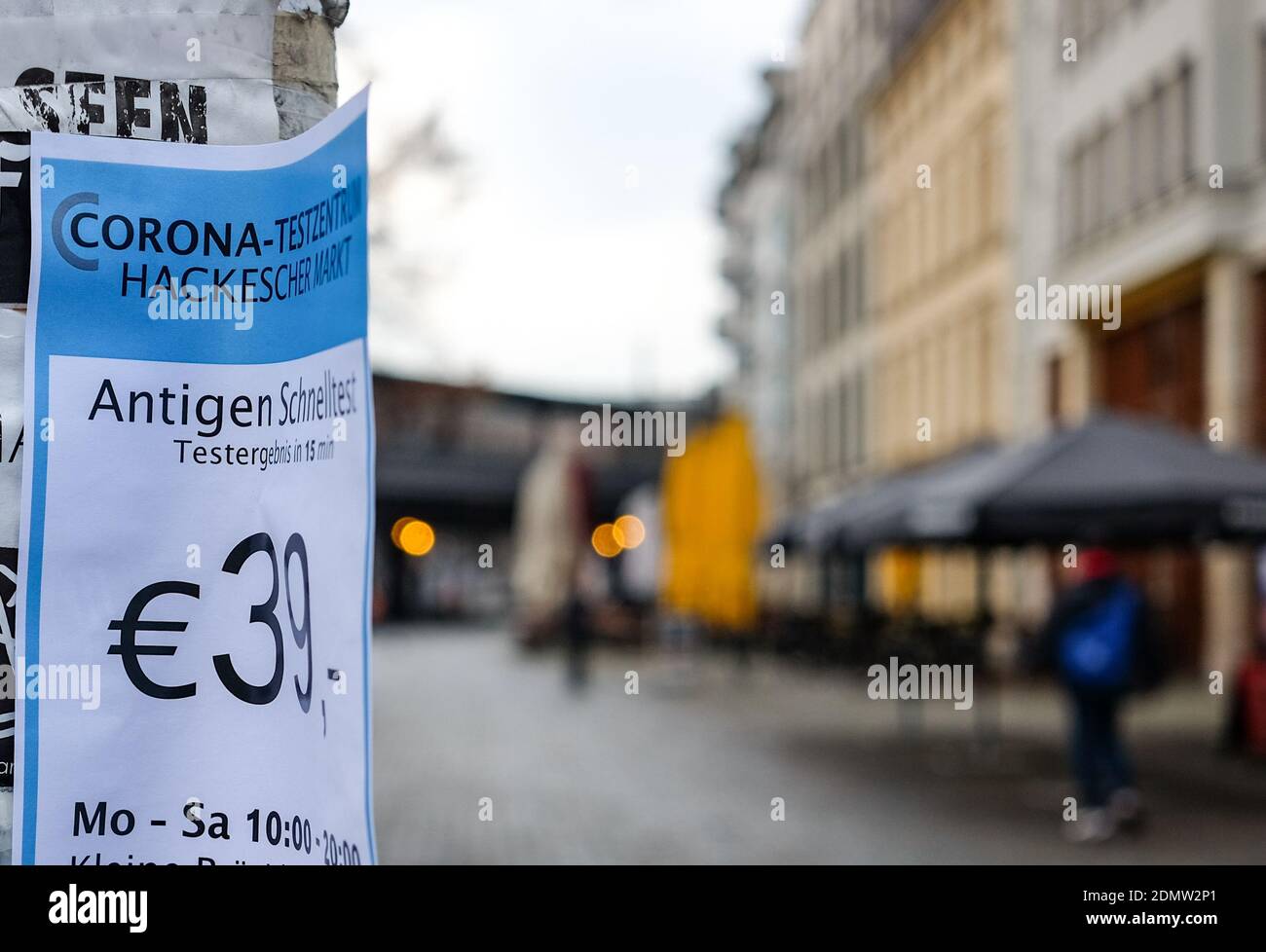 Berlin, Deutschland. Dezember 2020. Ein Hinweis am Hackeschen Markt wirbt mit einem Antigenschnelltest für 39 Euro, dessen Ergebnis in 15 Minuten vorliegt. Die Bundesregierung hat eine Sperrung bis zum 10. Januar 2021 beschlossen. Quelle: Jens Kalaene/dpa-Zentralbild/ZB/dpa/Alamy Live News Stockfoto