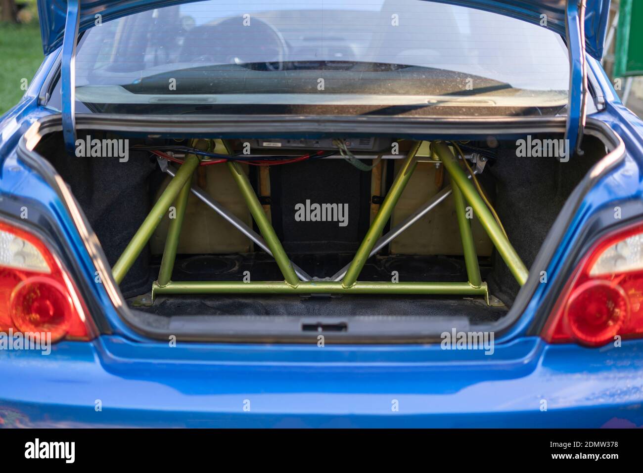 Das Innere des Sport-Rennwagens mit dem Metallgehäuse oder Käfig, Anti-Roll-Schutz-System Stockfoto