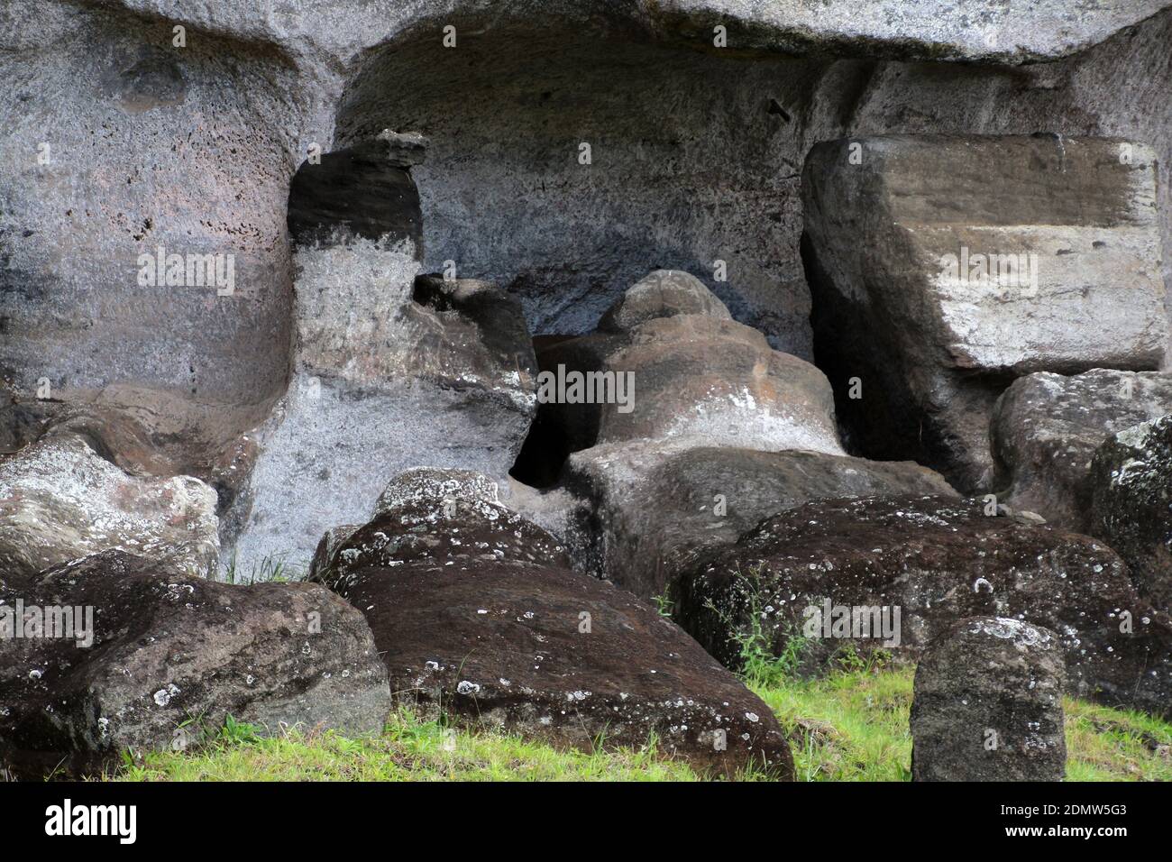 Moai, die nie im Steinbruch von Rano Raraku, Osterinsel, Chile, Südamerika fertiggestellt wurden Stockfoto