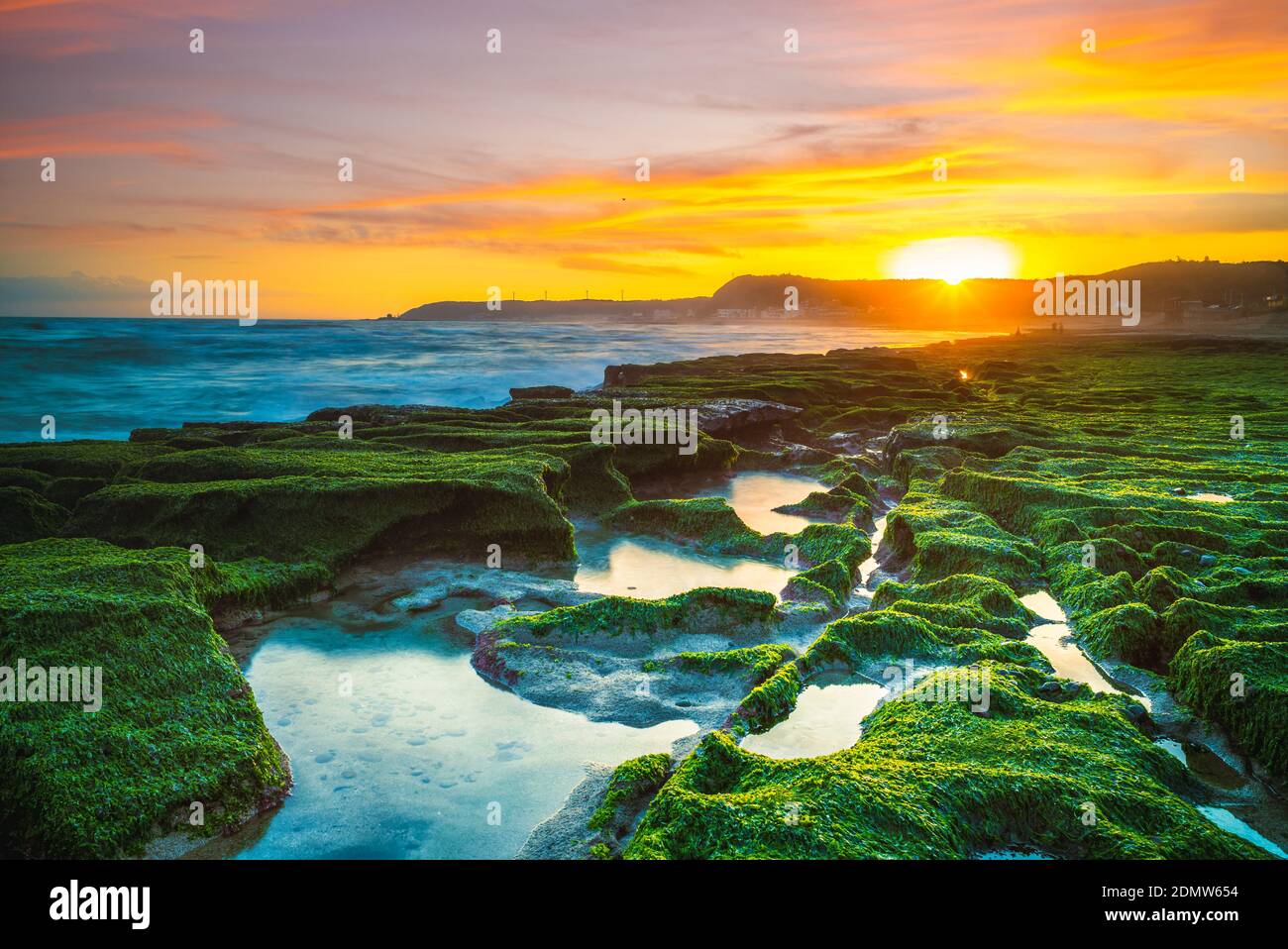 Sonnenaufgang am laomei Grün reef, nördlichen Küste Stockfoto