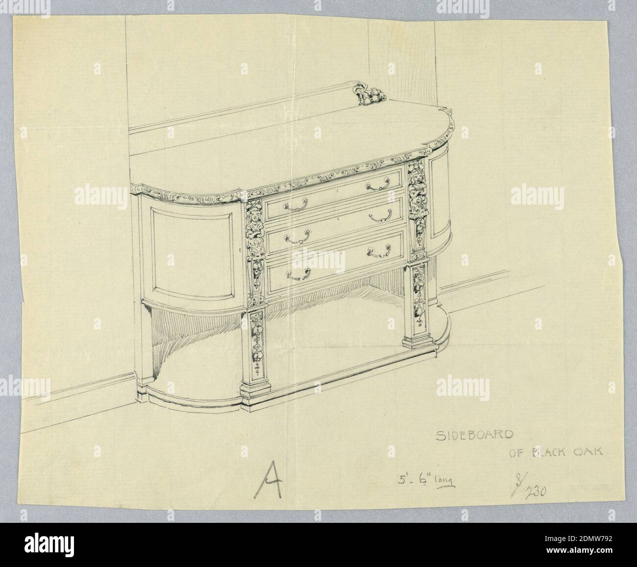 Design für Sideboard von Black Oak, A. N. Davenport Co., Graphit auf dünnem cremefarbenem Papier, Sideboard mit abgerundeten Ecken auf einer offenen Plattform konformer Form auf geformtem rechteckigem Träger mit geschnitzten Blumengirlanden gesetzt; oberer Teil des Stückes hat geformten oberen und flachen mittleren Abschnitt mit drei horizontalen Schubladen, flankiert von zwei geschnitzten Terminal-Figuren; backsplash mit geschnitztem Füllhorn rechts., 1900–05, Möbel, Zeichnung Stockfoto