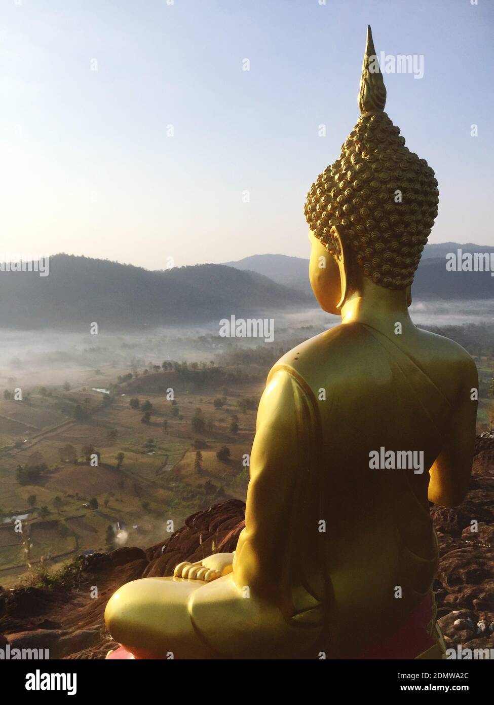 Rückansicht Der Buddha-Statue Auf Dem Berg Gegen Den Himmel Stockfoto