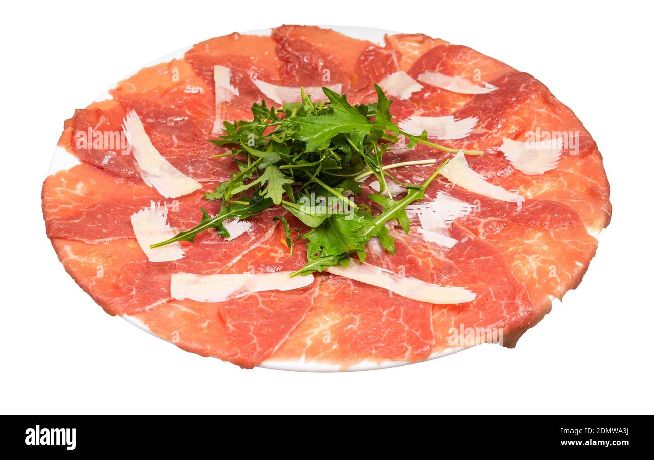 Serviert Carpaccio (dünn geschnittenes rohes Rinderfilet) dekoriert von Parmesan, Arugula auf weißem Teller isoliert auf weißem Hintergrund Stockfoto