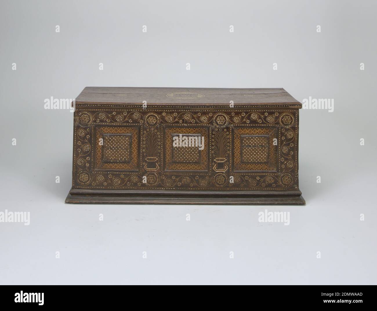 Brust, Villa Demidoff, Walnuss, Elfenbein und Fruchtholz Inlay, möglicherweise venezianisch; rechteckige Brust auf Basis mit überhängendem Deckel, alle mit Certosina Dekoration. Drei quadratische Einlegeplatten vorne, eine an jedem Ende, mit geometrischem Einlegeteil; stilisierte jardinière mit Blumen zwischen den Frontplatten; Arabeske Blumen- und Weinbergsränder an Vorder- und Seitenwänden. Klappdeckel mit drei großen Kreisen mit stilisierten Designs, Füllung Ornament und verknüpft 'S' Grenze verziert. Innen hat Regal auf zwei Seiten und tiefen Fach mit Scharnierabdeckung auf der dritten Seite. Intarsien auf dem Innenraum., Italien, 16. Jahrhundert, Möbel Stockfoto