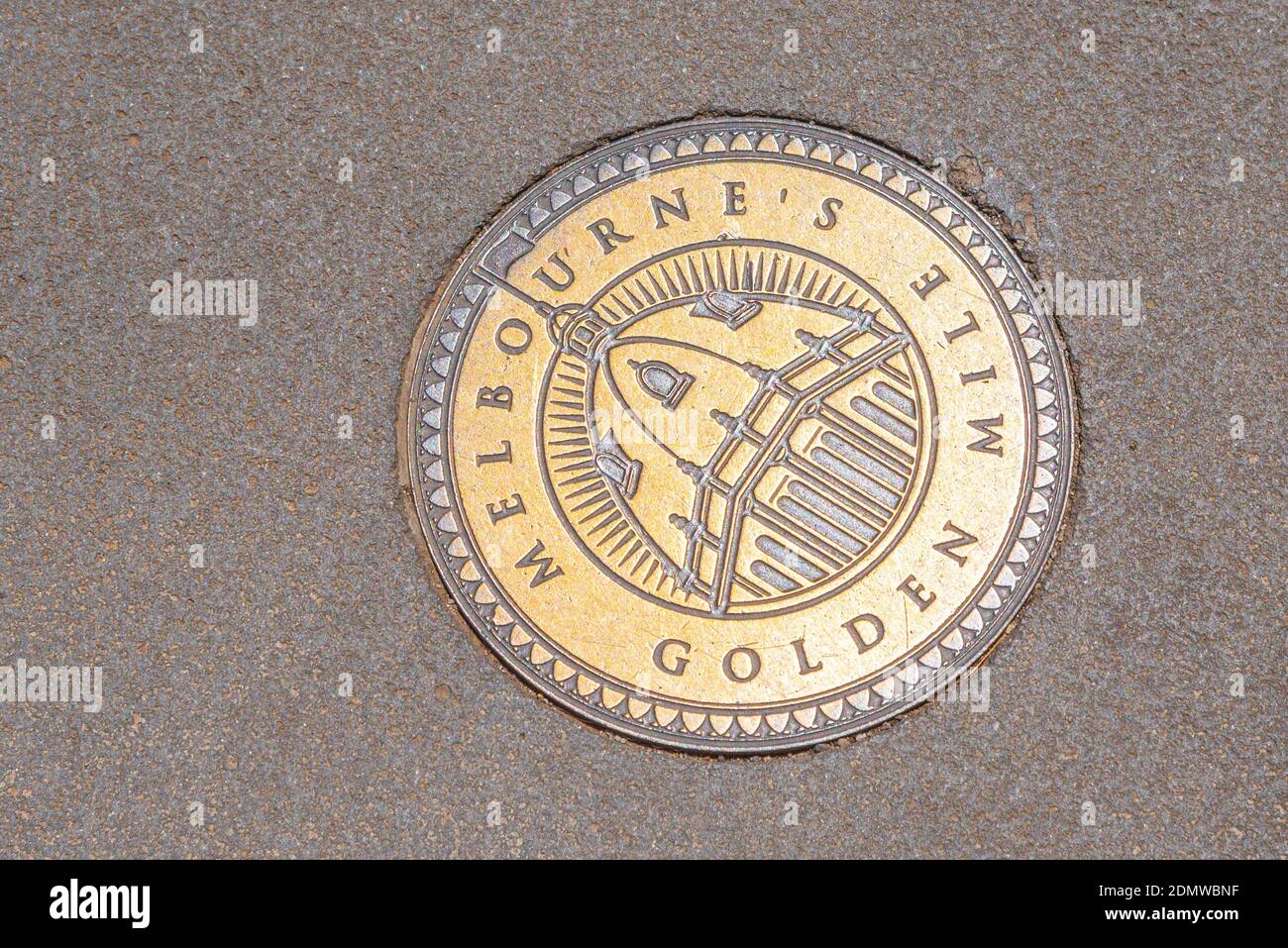 MELBOURNE, AUSTRALIEN, 1. JANUAR 2020: Symbol der Goldenen Meile von Melbourne auf einem Bürgersteig, Australien Stockfoto
