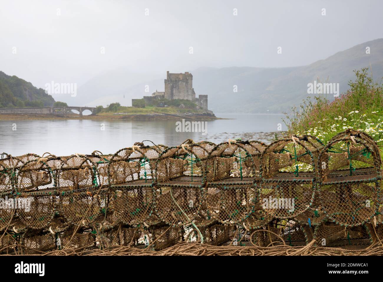 Eilean Donan Castle im Nebel, Schottland Stockfoto