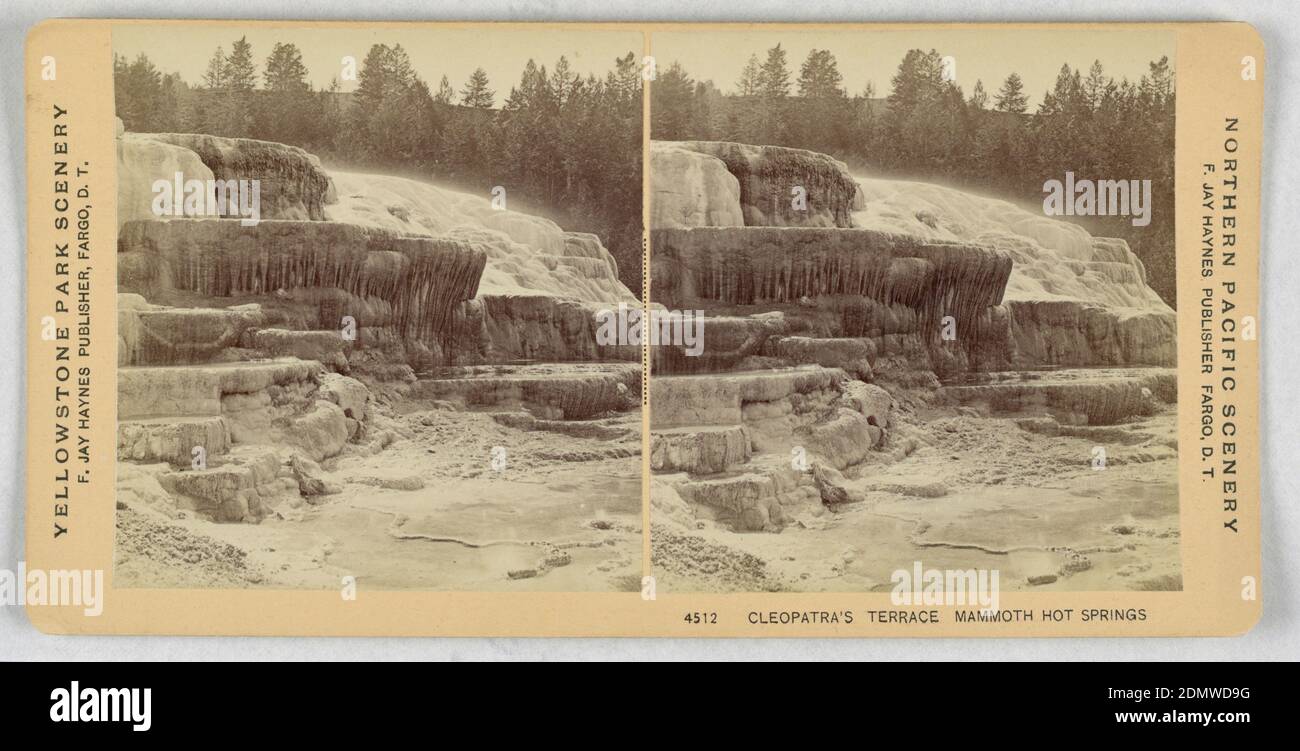 Sechsunddreißig ausgewählte Haynes Stereoskopische Ansichten des Yellowstone National Park, cremefarbener Karton, roter Papierlaminatkarton (Karton) mit abnehmbarer Oberseite, mit gedrucktem schwarzem Text auf braunem Papier vorne, hinten und oben. Fasst 36 Stereobilder (Albumen-Silberdrucke) der wichtigsten landschaftlichen Ansichten des Yellowstone Parks auf cremefarbenem Karton., 1881–88, Ephemera, Box mit stereoskopischen Ansichten, Box mit stereoskopischen Ansichten Stockfoto