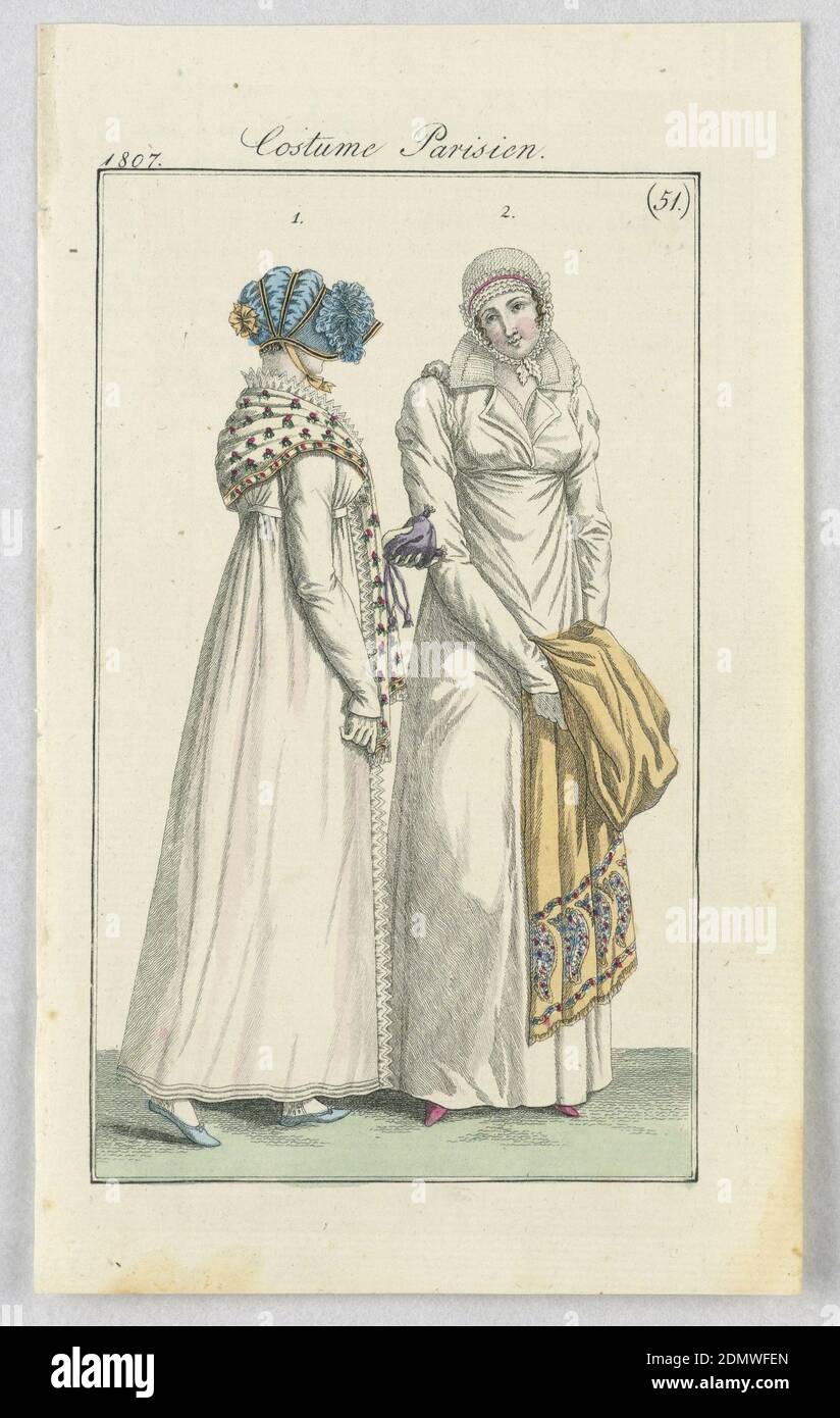 Tafel 51, Costume Parisien (Pariser Kostüm), Journal des Dames et des Modes (Journal of Ladies and Fashion), Carle Vernet, französisch, 1758–1836, Pierre-Antoine Leboux de La Mésangère, französisch, 1761–1831, Gravur, handbemalt mit Pinsel und Aquarell auf weißem Papier, Modeillustration mit zwei Frauen in langen Tragen, Weiße Kleider stehen nebeneinander. Die Frau auf der rechten Seite steht dem Betrachter gegenüber und neigt ihren Kopf leicht nach links, wobei sie einen gelben Schal mit einem bunten Paisley-Druck unten hält. Sie trägt auch rosa Schuhe und eine weiße Haube mit rosa Besatz. Stockfoto